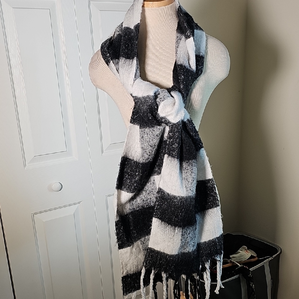 H&M Monochrom Checkered Scarf. 90" X10"‎ Pluss Fringe. So Soft.